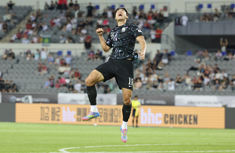 11일 용인 미르스타디움에서 열린 2025년 동아시아축구연맹(EAFF) E-1 챔피언십(동아시안컵) 남자부 2차전 한국과 홍콩의 경기. 한국 이호재가 골을 넣고 기뻐하고 있다. /연합뉴스