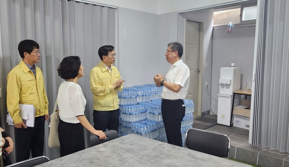 고광완 광주광역시 행정부시장이 11일 동구 계림동 쪽방주민 밀집 지역에 위치한 쪽빛상담소를 찾아 무더위쉼터 운영의 애로사항 등을 청취하고 있다./사진=광주광역시