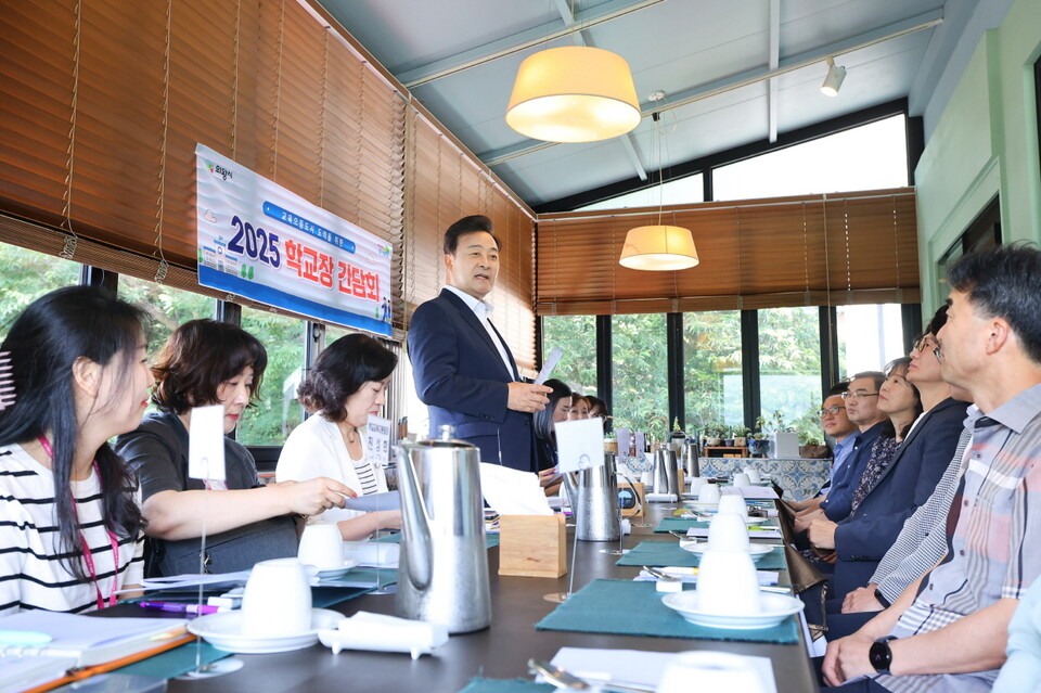 김성제 시장은 “교육이 도시의 미래를 결정짓는 핵심”이라며 “의왕시가 교육으뜸도시로 우뚝 서기 위해선 학교장 여러분의 협력과 제안이 절실하다”고 강조했다. 이어 “현장의 목소리를 정책에 담아내는 교육행정을 펼치겠다”고 밝혔다./ 의왕시 제공