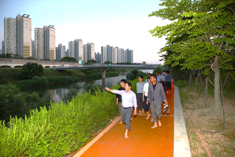 주광덕 남양주시장은 10일 진접읍 장현리 일원에 새롭게 조성된 이 테마정원을 시민들과 함께 걸으며 직접 체험하는 ‘정책 현장 투어’를 진행했다./ 남양주시 제공