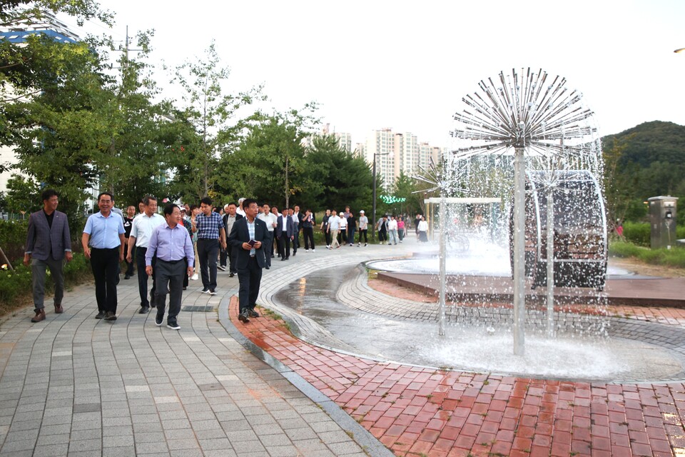 이번 투어는 시민 체감형 행정의 일환으로, 테마정원과 황톳길 등 맨발 걷기길을 직접 걸으며 시설을 점검하고 시민 의견을 청취하기 위해 마련됐다./ 남양주시 제공