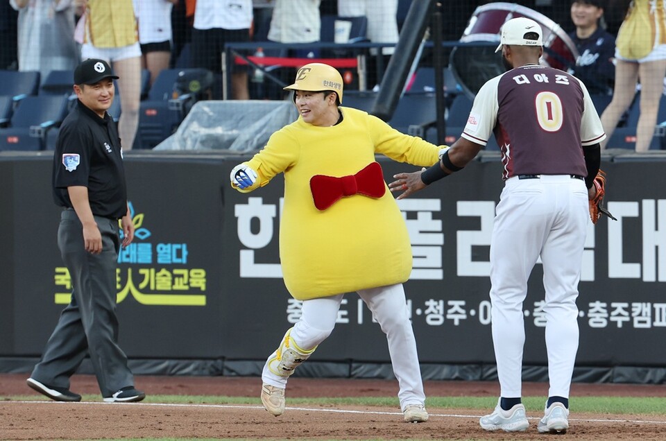 문현빈(왼쪽)이 꿈돌이 분장을 하고 등장해 안타를 치고 있다. /연합뉴스