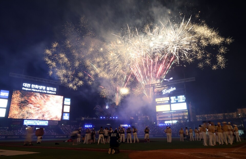 올스타전 직후 대전 한화생명볼파크에서 폭죽이 터지고 있다. /연합뉴스
