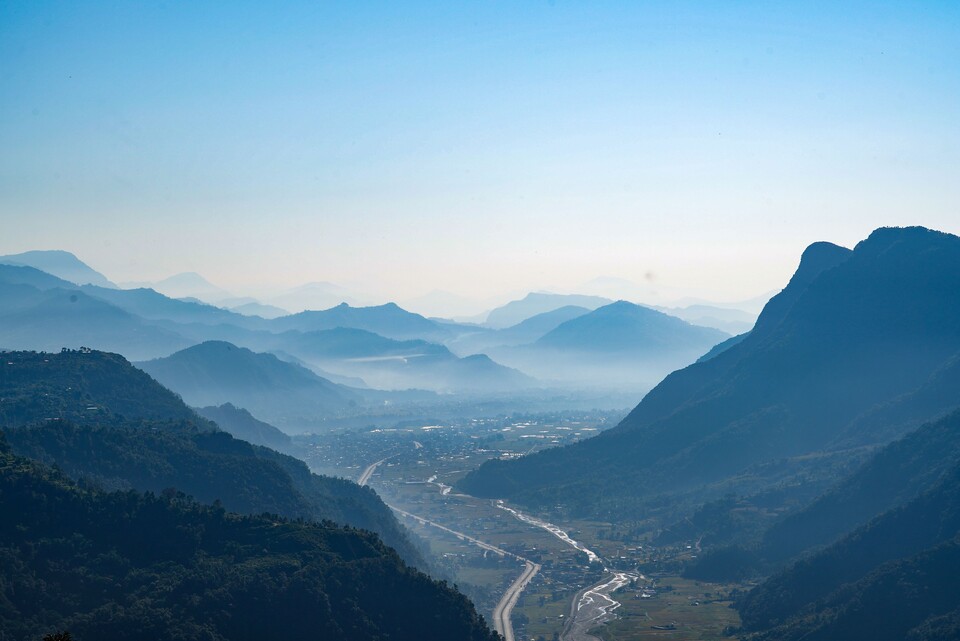 트레킹하며 언뜻언뜻 보이는 엷은 운무에 잠긴 포카라 시내의 일부 모습.