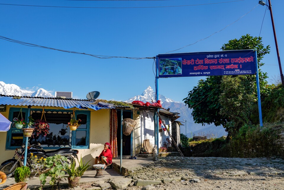 가끔씩 만나는 히말라야 산골의 예쁜 전퉁 가옥과 순박한 원주민들의 표정이 발걸음을 가볍게 한다.