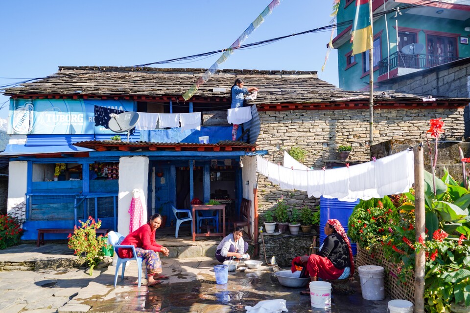 히말라야 산간마을의 구멍가게 모습. 가게 앞에서 동네 아낙들이 빨래하며 담소를 나누고 있다.