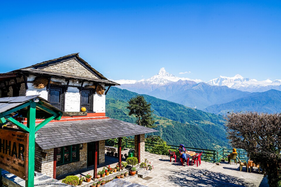 트레일 중간중간에 있는 아름다운 찻집. 최고의 전망대로 히말라야가 한눈에 들어온다.