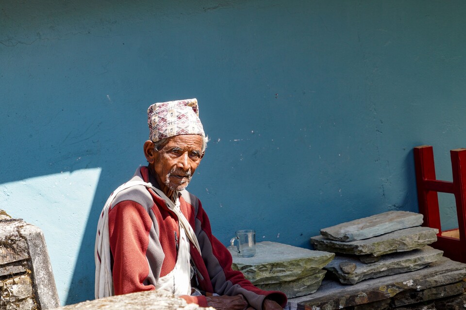 히말라야 산골 오지마을의 할아버지. 표정이 무심하다.