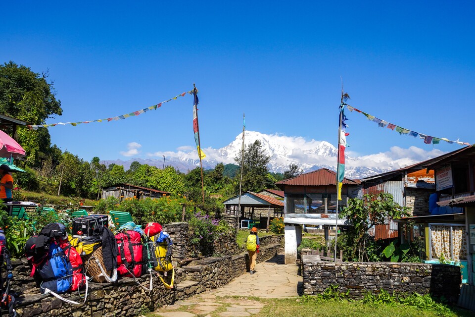 포타나 마을부터 롯지가 보이기 시작한다. 쉼터에 포터들이 내려놓은 짐들이 놓여 있다.