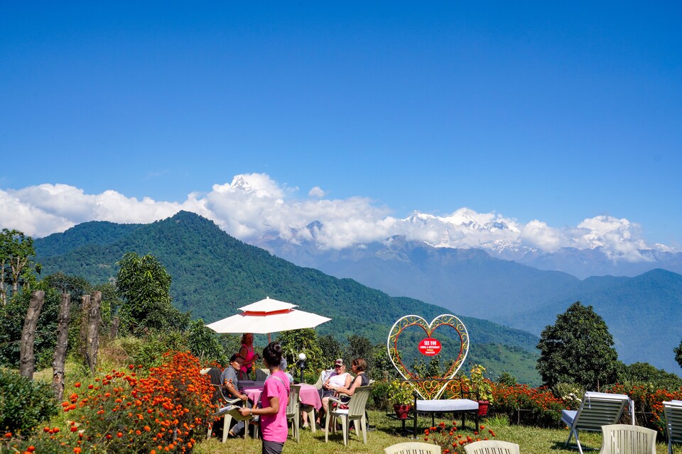 전망 좋은 포타나 식당의 야외테이블에서 서양 여행객들이 휴식을 취하고 있다.