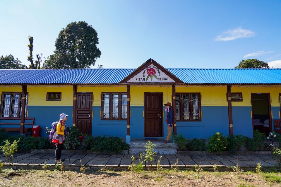 우리가 묵을 피탐데우랄리의 롯지 모습. 만년 설산을 배경으로 깔끔하게 잘 정돈된 롯지다.