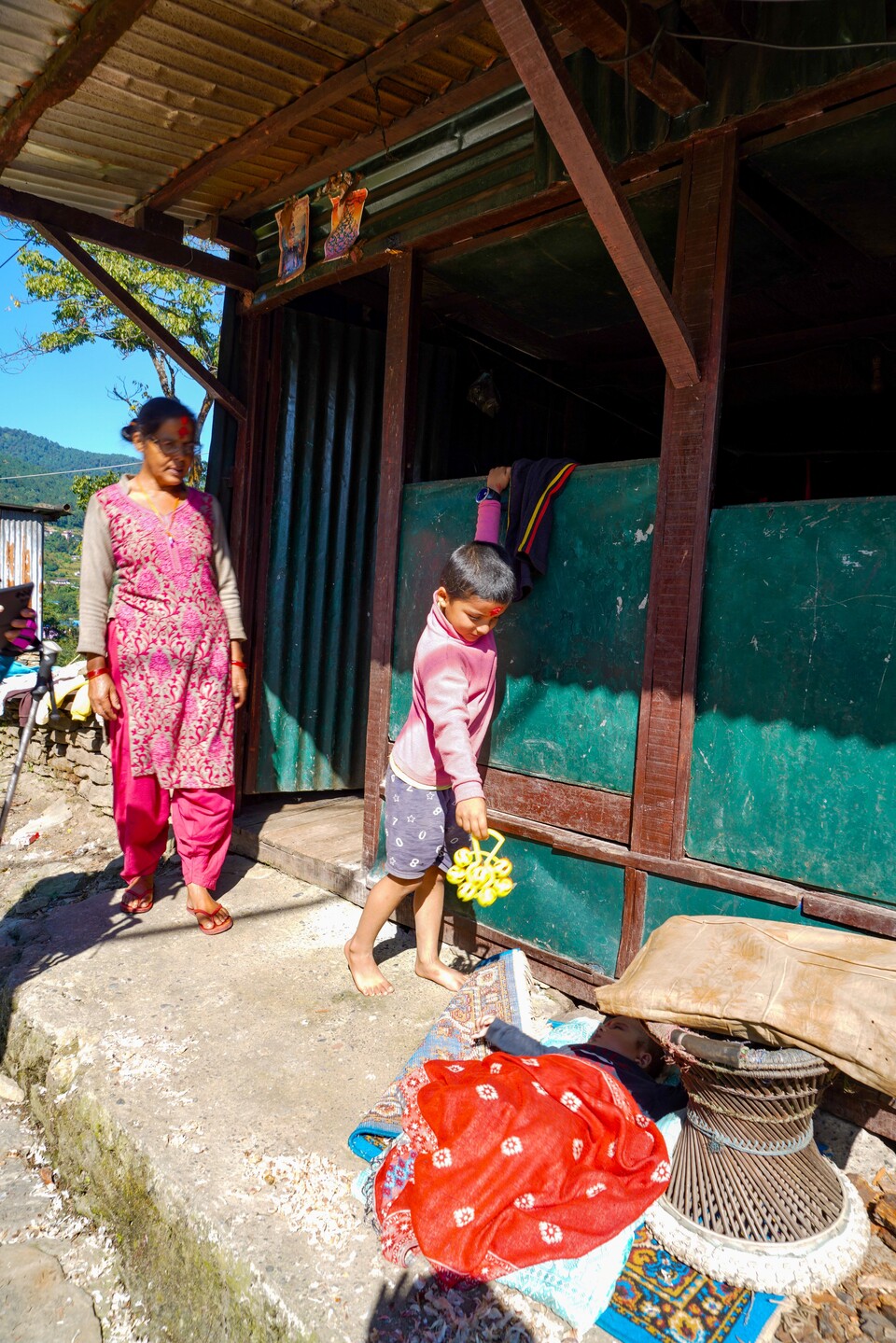 히말라야 산골 마을의 훈훈하면서도 소박한 가정 풍경.  