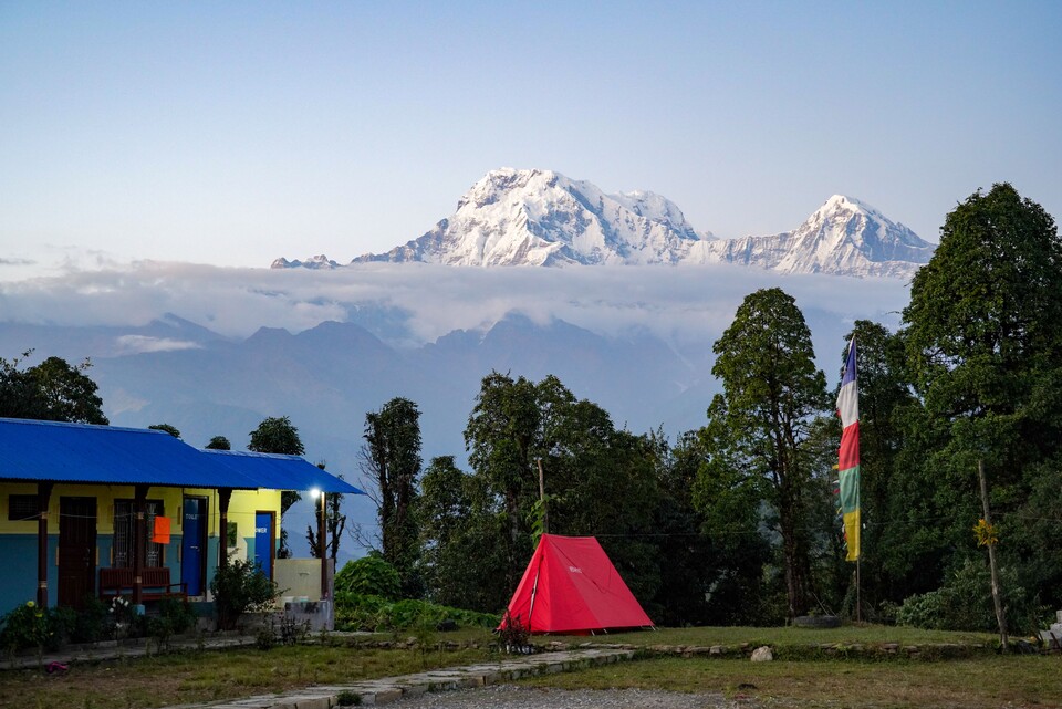 숙영지인 피탐데우랄리를 코앞에서 내려다보고 있는 구름에 잠긴 안나푸르나와 히운출리의 아름다운 웅자.