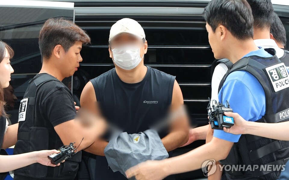  지난 10일 경기 김포시 한 단독주택에서 60∼70대 부모와 30대 형 등 일가족 3명을 흉기로 살해한 혐의를 받는 30대 A씨가 13일 부천시 원미구 인천지방법원 부천지원에서 열린 구속 전 피의자 심문(영장실질심사)에 출석하고 있다. /연합뉴스