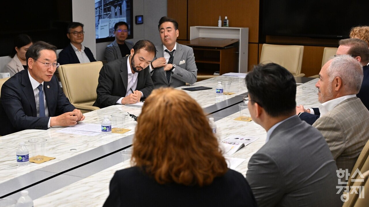 ▲유정복 인천시장이 11일(현지시간) 미국 애틀란타 조지아 공과대학교(Georgia Institute of Technology)에서 앙헬 카브레라(Ángel Cabrera) 총장과 산학협력 방안 등을 논의하고 있다. (사진=인천시)