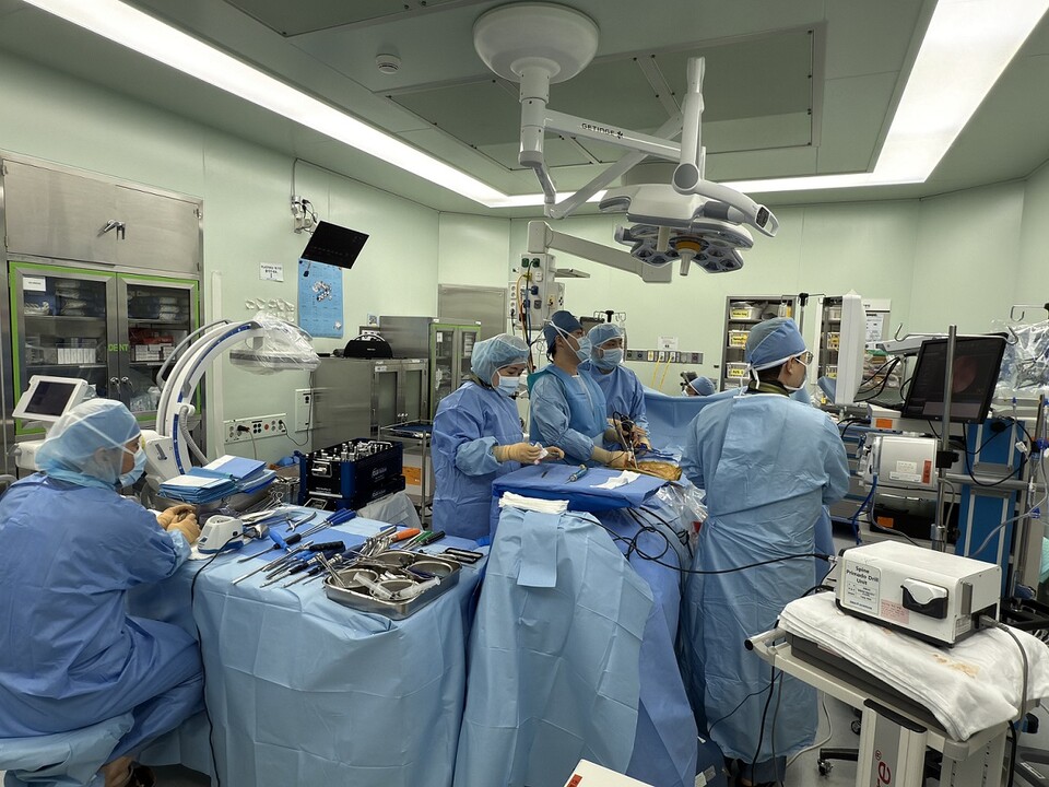 박상민 분당서울대병원 정형외과 교수가 양방향 내시경 디스크 절제술을 하고 있다./분당서울대병원 제공