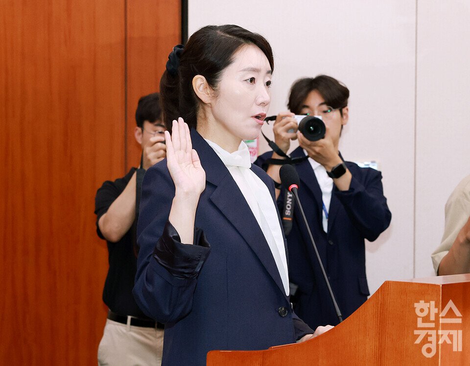 강선우 여성가족부 장관 후보자가 14일 오전 서울 여의도 국회에서 열린 인사청문회에 출석해 선서하고 있다. /최대성 기자 dpdaesung@sporbiz.co.kr 2025.07.14.