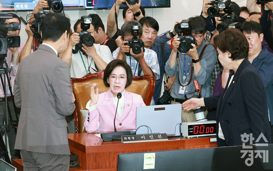 14일 오전 서울 여의도 국회에서 강선우 여성가족부 장관 후보자 인사청문회가 열리고 있다. 여야 간사가 이인선 위원장과 대화하고 있다. /최대성 기자 dpdaesung@sporbiz.co.kr 2025.07.14.