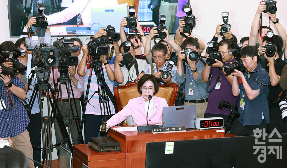 14일 오전 서울 여의도 국회에서 강선우 여성가족부 장관 후보자 인사청문회가 열리고 있다. 이인선 위원장이 의사봉을 두드리고 있다. /최대성 기자 dpdaesung@sporbiz.co.kr 2025.07.14.