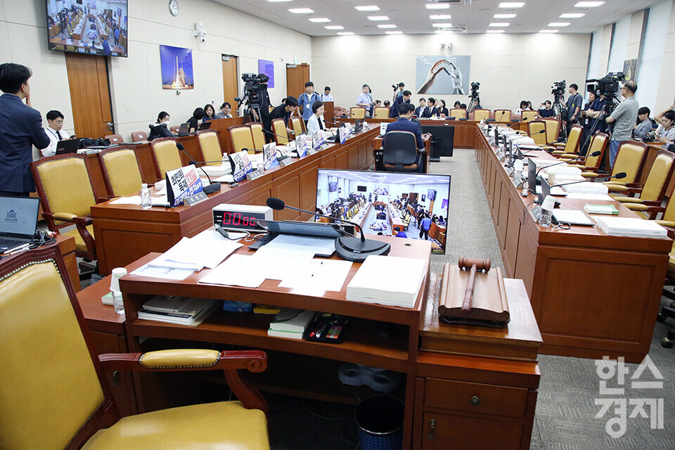 14일 오전 서울 여의도 국회에서 열린 배경훈 과학기술정보통신부 장관 후보자 인사청문회가 산회돼 의원들의 빈자리가 눈에 띄고 있다.  이날 야당 의원들은 ‘최민희 독재 OUT’, ‘이재명은 협치하라’ 등의 손팻말을 내걸었으며, 이에 최 위원장은 질서 유지에 방해가 된다며 산회를 선포했다.  /최대성 기자 dpdaesung@sporbiz.co.kr 2025.07.14.