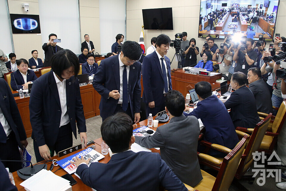 14일 오전 서울 여의도 국회에서 배경훈 과학기술정보통신부 장관 후보자 인사청문회가 열리고 있다. 국회 경위들이 야당 의원들의 노트북에 붙은 손팻말 제거를 시도하고 있다. /최대성 기자 dpdaesung@sporbiz.co.kr 2025.07.14.