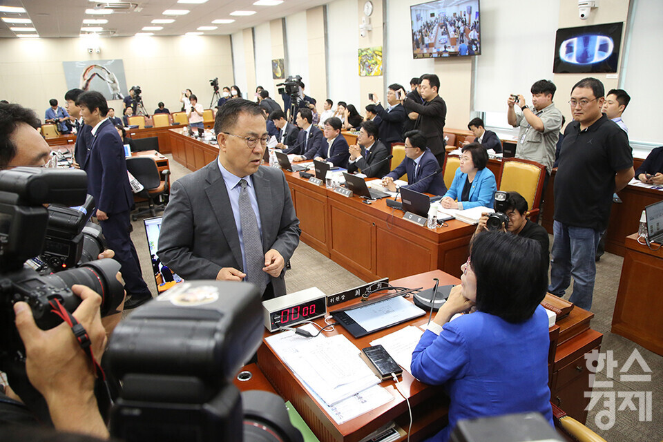 14일 오전 서울 여의도 국회에서 배경훈 과학기술정보통신부 장관 후보자 인사청문회가 열리고 있다. 최민희 위원장이 야당 의원들의 손팻말을 뗄 것을 요구하고 있다. /최대성 기자 dpdaesung@sporbiz.co.kr 2025.07.14.