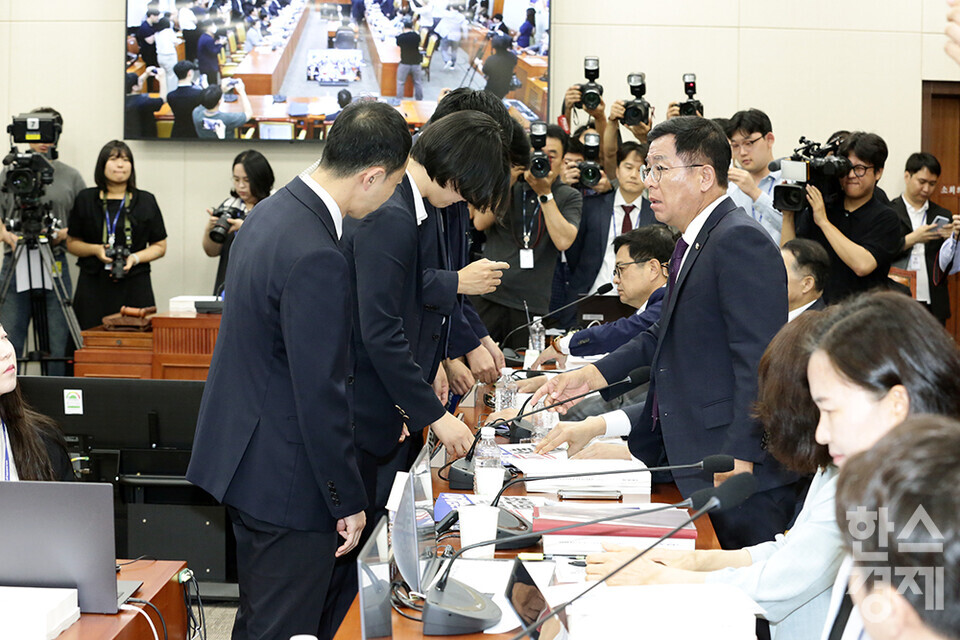 14일 오전 서울 여의도 국회에서 배경훈 과학기술정보통신부 장관 후보자 인사청문회가 열리고 있다. 국회 경위들이 야당 의원들의 노트북에 붙은 손팻말 제거를 시도하고 있다. /최대성 기자 dpdaesung@sporbiz.co.kr 2025.07.14.