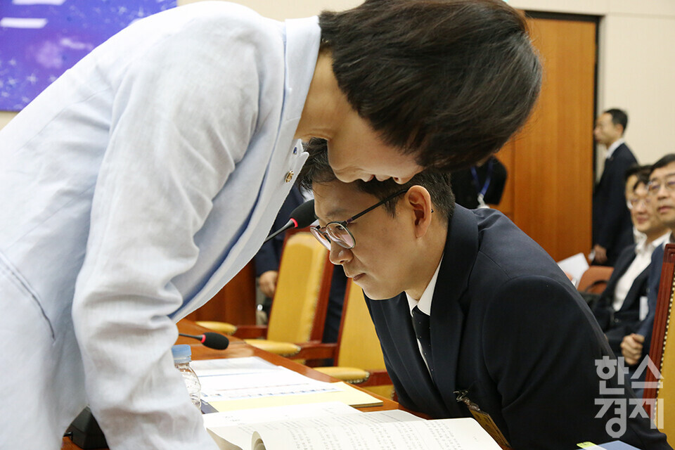 14일 오전 서울 여의도 국회에서 배경훈 과학기술정보통신부 장관 후보자 인사청문회가 열리고 있다. 배경훈 과기부장관 후보자와 조국혁신당 이해민 의원과 이야기를 나누고 있다. /최대성 기자 dpdaesung@sporbiz.co.kr 2025.07.14.