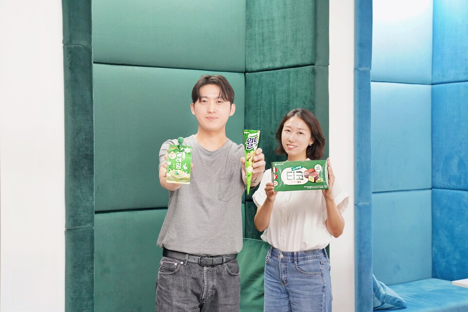 신동현 롯데웰푸드 제과글로벌마케팅전략담당(왼쪽)과 이미연 아이스브랜드마케팅팀 책임(오른쪽)./롯데웰푸드 제공.