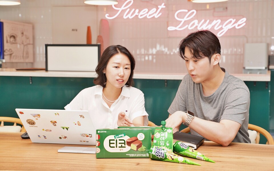 이미연 아이스브랜드마케팅팀 책임(왼쪽)과 신동현 롯데웰푸드 제과글로벌마케팅전략담당(오른쪽)./롯데웰푸드 제공.