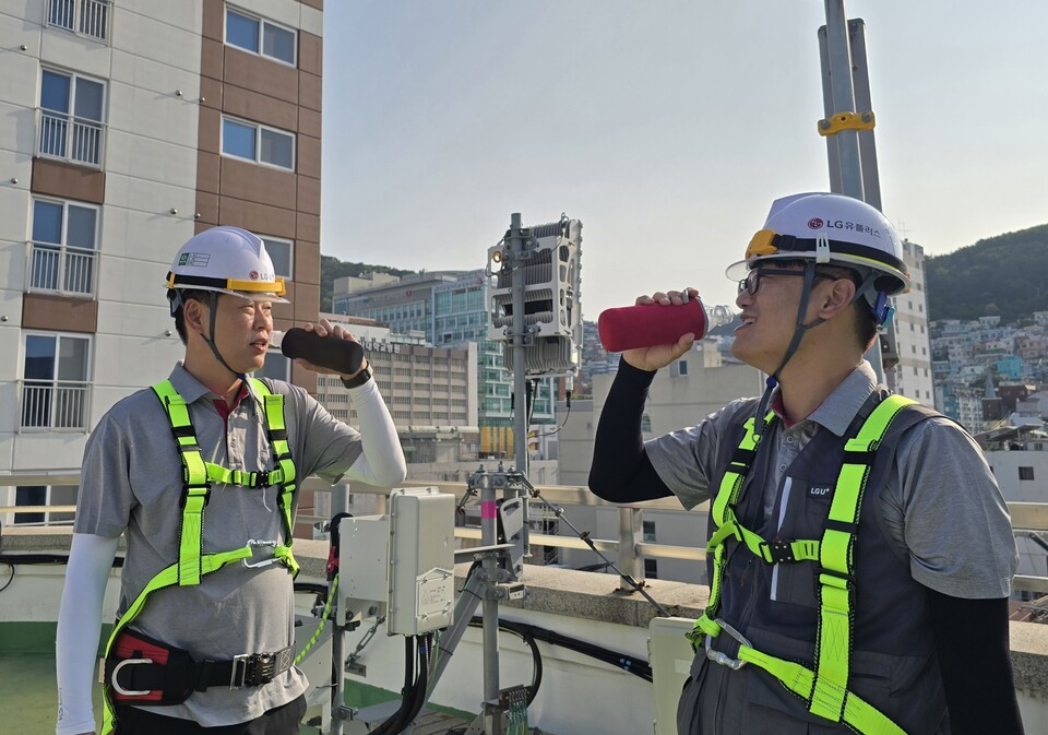 현장 근무 중 식수를 마시는 LG유플러스 직원의 모습./LG유플러스