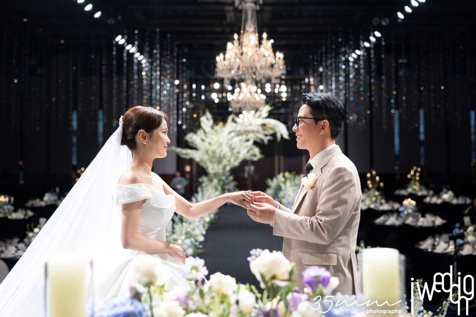 개그맨 김준호, 김지민 부부 결혼식 사진. /(주)아이패밀리에스씨