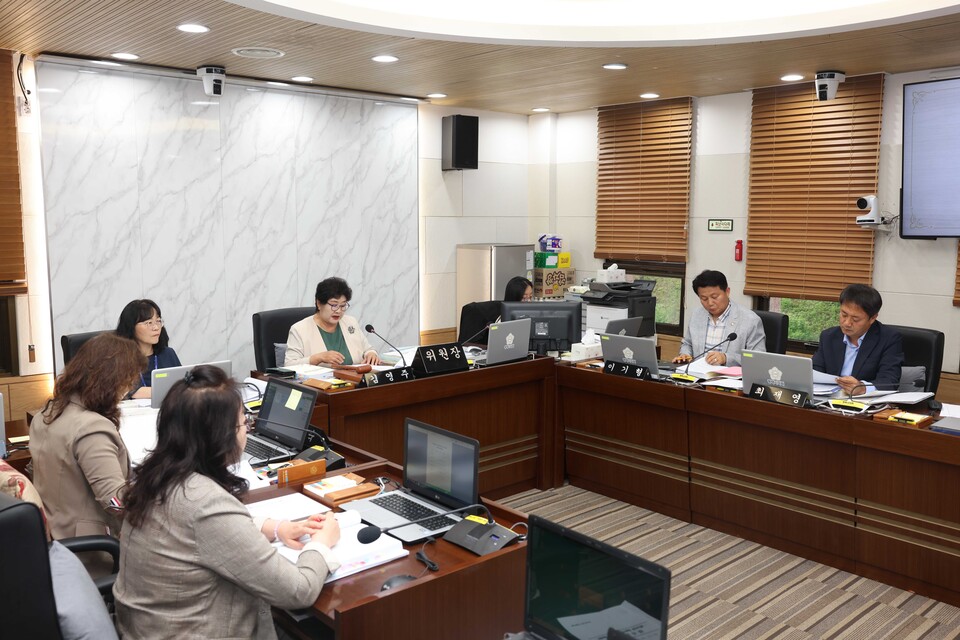 이번 감사에서는 김영주 위원장과 김명숙 부위원장, 김혜영·이기형·최재영 위원이 소통홍보관, 감사관, 기획항만경제실 등 13개 소관 기관을 대상으로 주요 사업 추진현황과 문제점을 집중 점검했다./ 평택시의회 제공