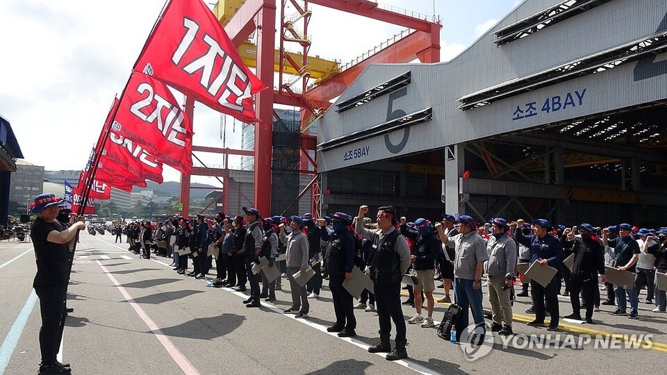  HD현대중공업 노조가 올해 임금협상 난항으로 지난 11일 울산 본사에서 부분 파업에 돌입했다./연합뉴스