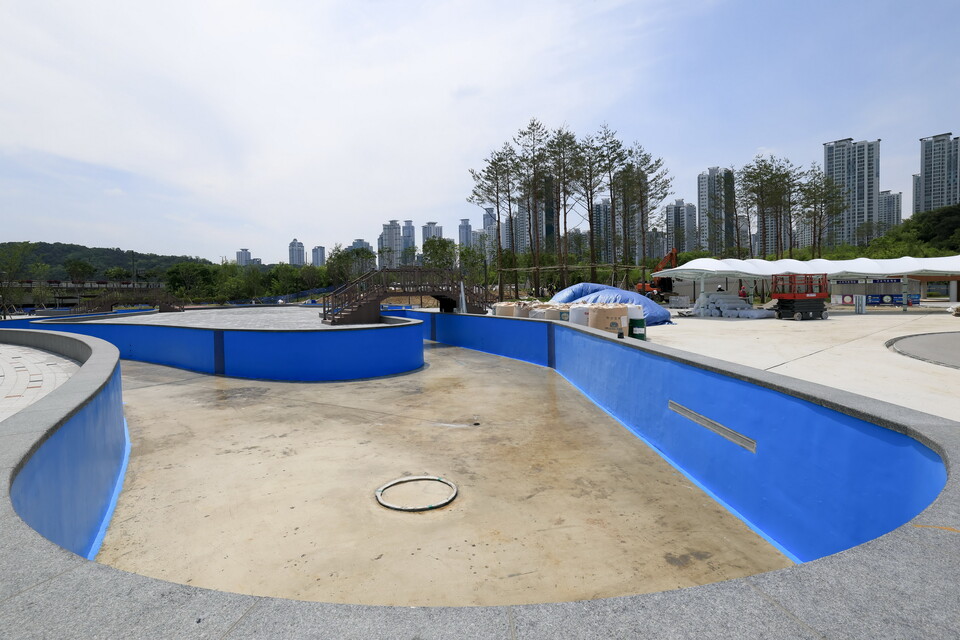 물놀이 시설로는 △수심 0.87m 아쿠아풀(2,990㎡) △유아풀(254㎡) △플로팅리버풀(765㎡) △34도 힐링온수풀(116㎡) △포레스트블루 음악분수 등이 조성됐다./ 화성특례시 제공 