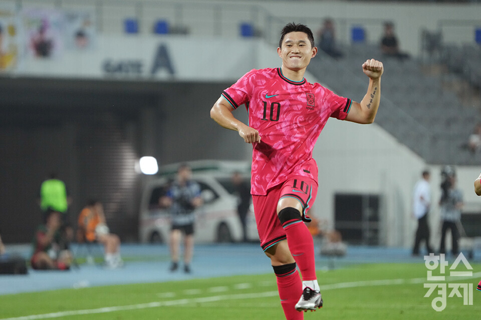 한국 축구 대표팀 미드필더 이동경이 7일 오후 경기도 용인미르스타디움에서 열린 2025 동아시아축구연맹(EAFF) E-1 풋볼 챔피언십 중국과의 개막 경기서 선제골을 넣은 후 세리머니를 하고 있다. /용인=최대성 기자 