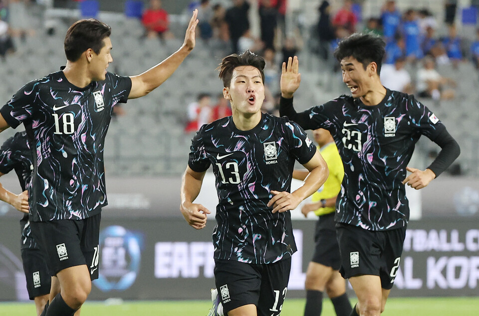 11일 용인 미르스타디움에서 열린 2025년 동아시아축구연맹(EAFF) E-1 챔피언십(동아시안컵) 남자부 2차전 한국과 홍콩의 경기. 골을 넣은 한국 강상윤(가운데)이 기뻐하고 있다. /연합뉴스