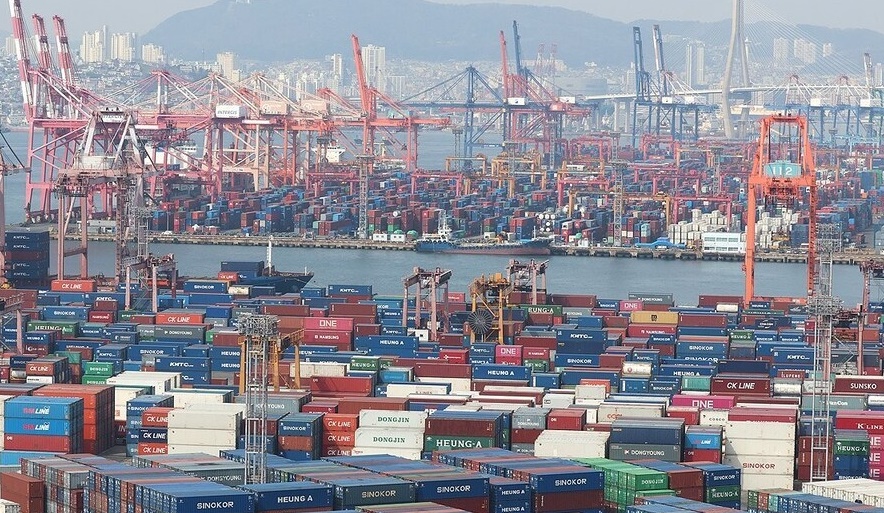 부산항 북항 컨테이너 터미널에 쌓여 있는 수출입 화물./연합뉴스 