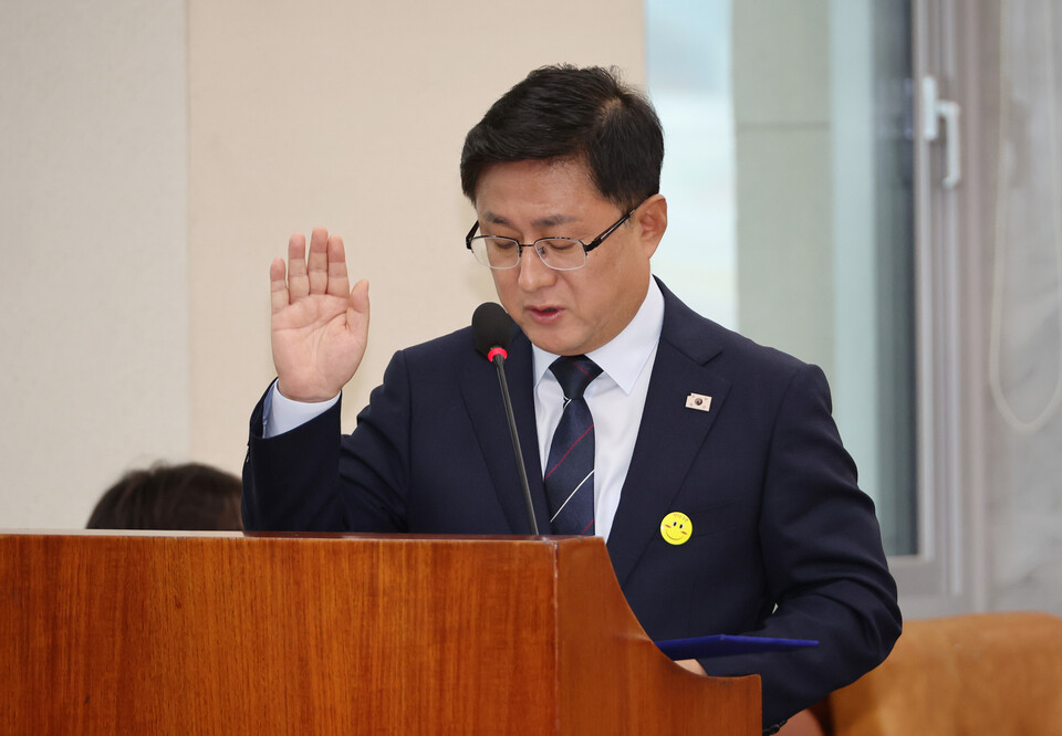 김성환 환경부 장관 후보자가 15일 국회 환경노동위원회에서 열린 인사청문회에서 선서하고 있다. 사진=연합뉴스