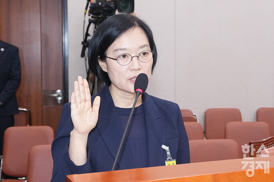 한성숙 중소벤처기업부 장관 후보자가 15일 오전 서울 여의도 국회 산업통산자원중소벤처기업위원회에서 열린 인사청문회에 출석해 후보자 선서를 하고 있다. /최대성 기자 dpdaesung@sporbiz.co.kr 2025.07.15.