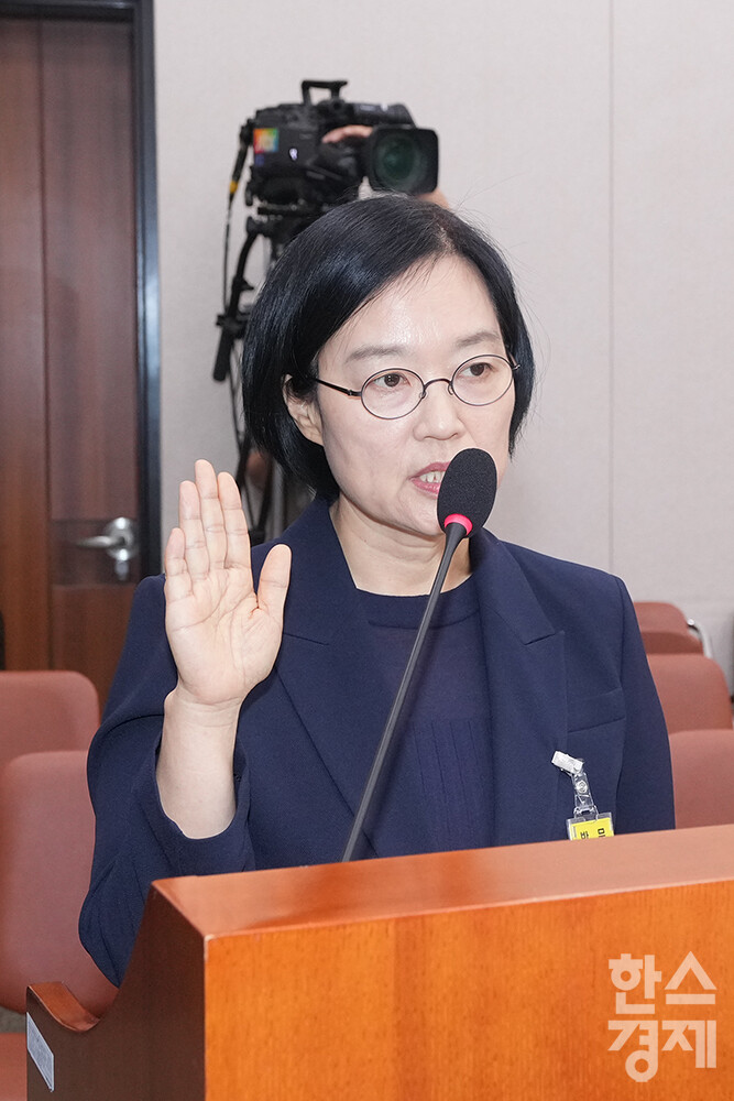 한성숙 중소벤처기업부 장관 후보자가 15일 오전 서울 여의도 국회 산업통산자원중소벤처기업위원회에서 열린 인사청문회에 출석해 후보자 선서를 하고 있다. /최대성 기자 dpdaesung@sporbiz.co.kr 2025.07.15.