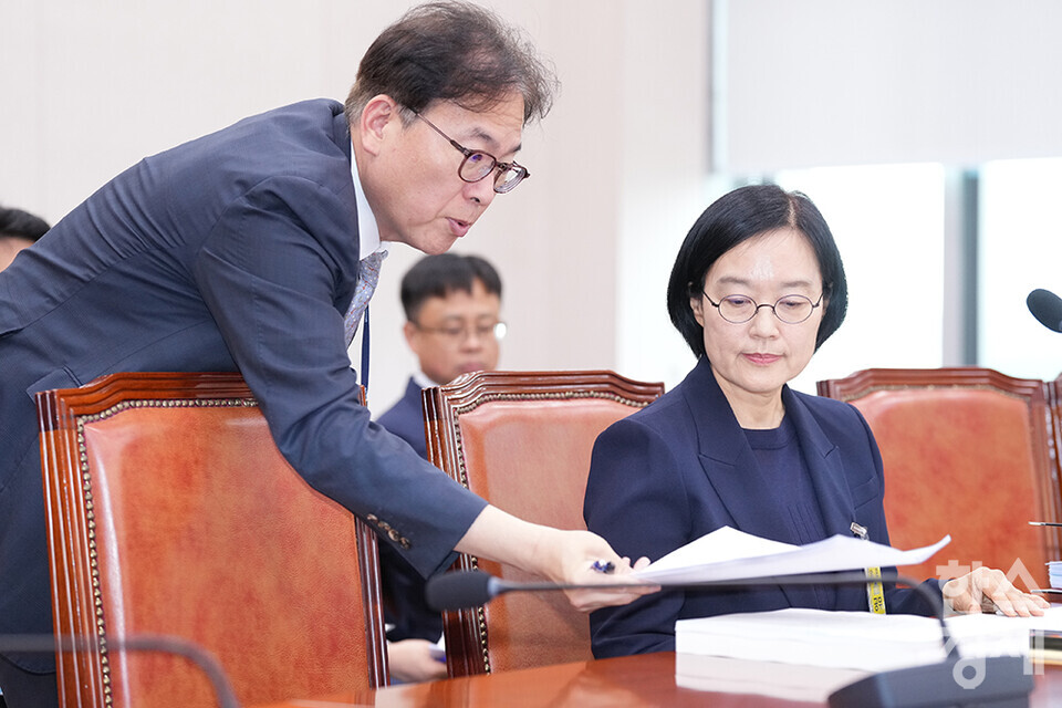 한성숙 중소벤처기업부 장관 후보자가 15일 오전 서울 여의도 국회 산업통산자원중소벤처기업위원회에서 열린 인사청문회에 출석해 자료를 검토하고 있다. /최대성 기자 dpdaesung@sporbiz.co.kr 2025.07.15.