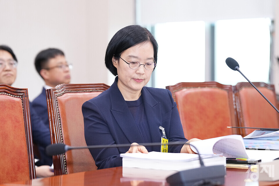 한성숙 중소벤처기업부 장관 후보자가 15일 오전 서울 여의도 국회 산업통산자원중소벤처기업위원회에서 열린 인사청문회에 출석해 자료를 검토하고 있다. /최대성 기자 dpdaesung@sporbiz.co.kr 2025.07.15.