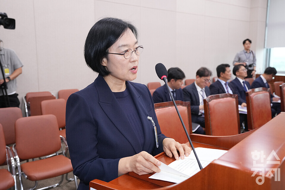 한성숙 중소벤처기업부 장관 후보자가 15일 오전 서울 여의도 국회 산업통산자원중소벤처기업위원회에서 열린 인사청문회에 출석해 모두발언을 하고 있다. /최대성 기자 dpdaesung@sporbiz.co.kr 2025.07.15.