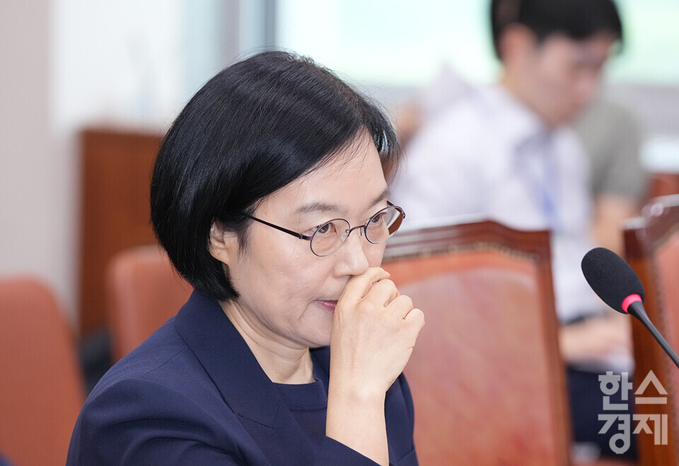 한성숙 중소벤처기업부 장관 후보자가 15일 오전 서울 여의도 국회 산업통산자원중소벤처기업위원회에서 열린 인사청문회에 출석해 의원 질의를 듣고 있다. /최대성 기자 dpdaesung@sporbiz.co.kr 2025.07.15.