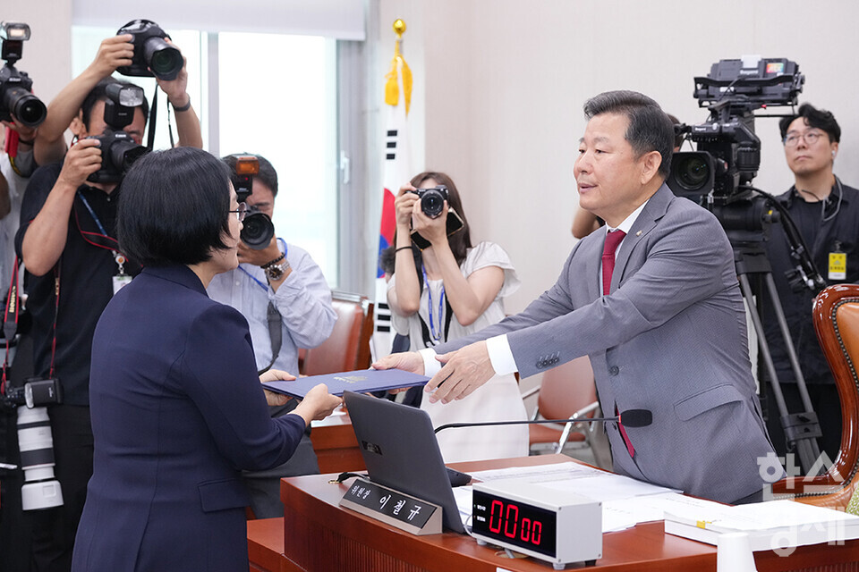 한성숙 중소벤처기업부 장관 후보자가 15일 오전 서울 여의도 국회 산업통산자원중소벤처기업위원회에서 열린 인사청문회에 출석해 후보자 선서문을 이철규 위원장에게 전달하고 있다. /최대성 기자 dpdaesung@sporbiz.co.kr 2025.07.15.