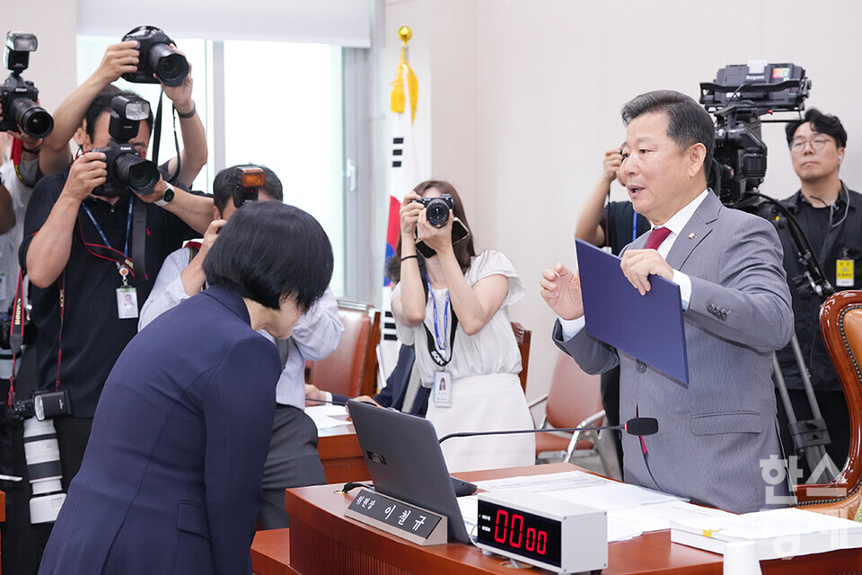 한성숙 중소벤처기업부 장관 후보자가 15일 오전 서울 여의도 국회 산업통산자원중소벤처기업위원회에서 열린 인사청문회에 출석해 후보자 선서문을 이철규 위원장에게 전달하고 있다. /최대성 기자 dpdaesung@sporbiz.co.kr 2025.07.15.