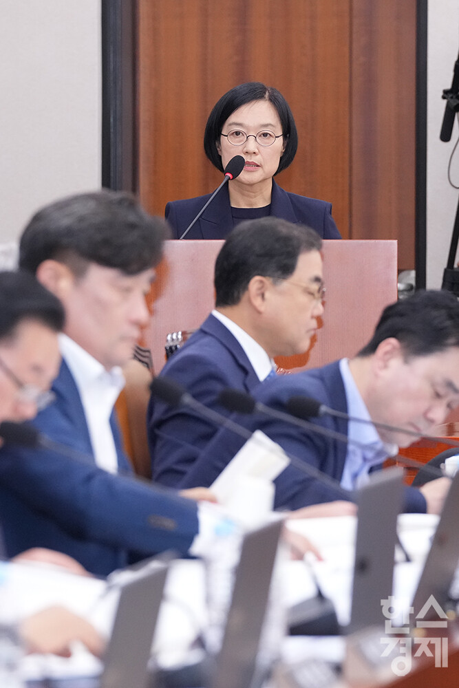 한성숙 중소벤처기업부 장관 후보자가 15일 오전 서울 여의도 국회 산업통산자원중소벤처기업위원회에서 열린 인사청문회에 출석해 모두발언을 하고 있다. /최대성 기자 dpdaesung@sporbiz.co.kr 2025.07.15.