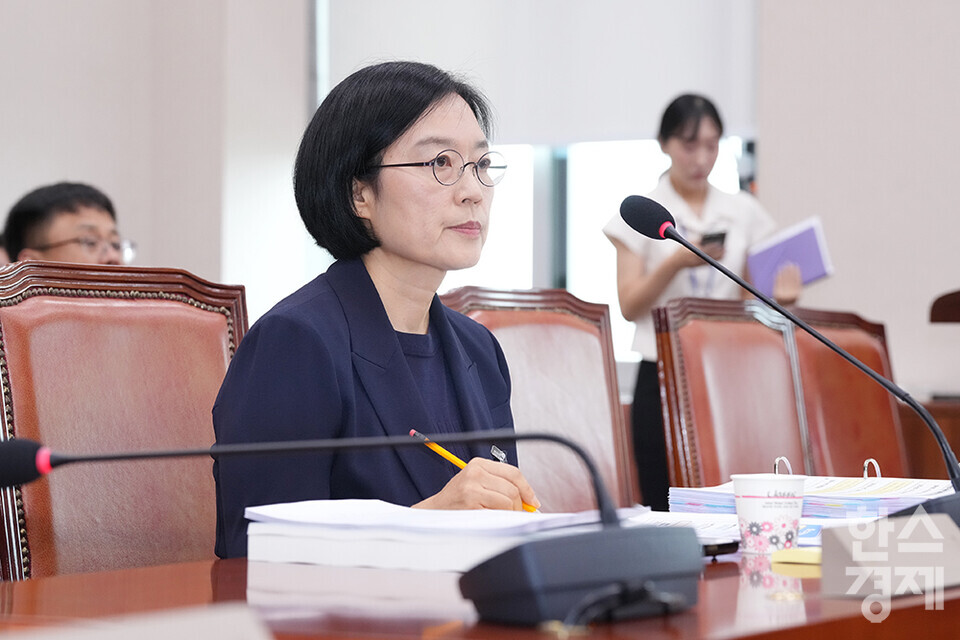한성숙 중소벤처기업부 장관 후보자가 15일 오전 서울 여의도 국회 산업통산자원중소벤처기업위원회에서 열린 인사청문회에 출석해 의원 질의를 듣고 있다. /최대성 기자 dpdaesung@sporbiz.co.kr 2025.07.15.