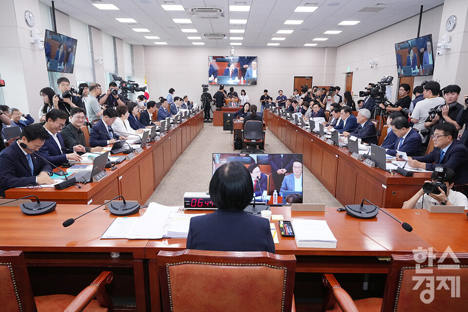 한성숙 중소벤처기업부 장관 후보자가 15일 오전 서울 여의도 국회 산업통산자원중소벤처기업위원회에서 열린 인사청문회에 출석해 의원 질의를 듣고 있다. /최대성 기자 dpdaesung@sporbiz.co.kr 2025.07.15.